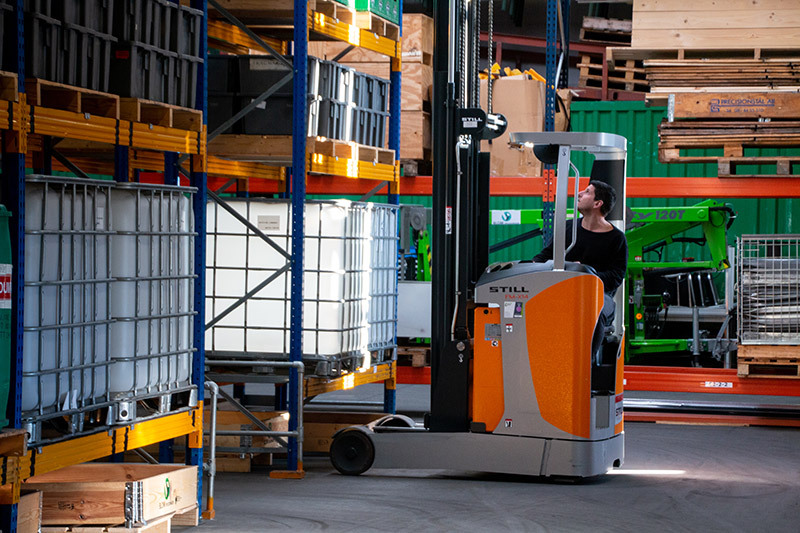 Mag je met een reachtruckcertificaat ook op een heftruck rijden?